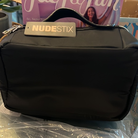 Winter 2022 FAB FIT FUN Bundle - Picture 7 of 11